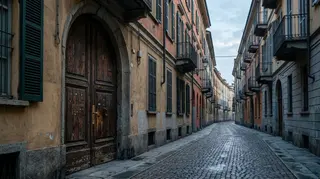 Strada di Torino deserta all'alba durante le perquisizioni dell'inchiesta Askatasuna