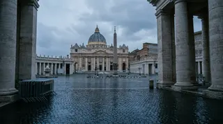 Piazza San Pietro deserta all'alba nei giorni dell'operazione di Leone XIV al Policlinico Gemelli