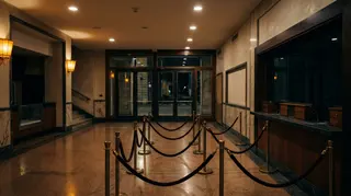 Foyer deserto di un cinema con transenne vuote davanti alla biglietteria chiusa: i biglietti del cinema italiano crescono di quota mentre la sala si svuota