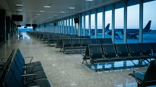 Guasto alla rete Enav: sala d'imbarco deserta all'alba, monitor spenti e aerei fermi sul piazzale