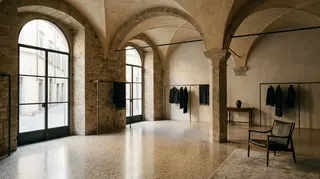 Beppe Angiolini: l'interno deserto di un concept store di moda in un palazzo storico toscano all'alba