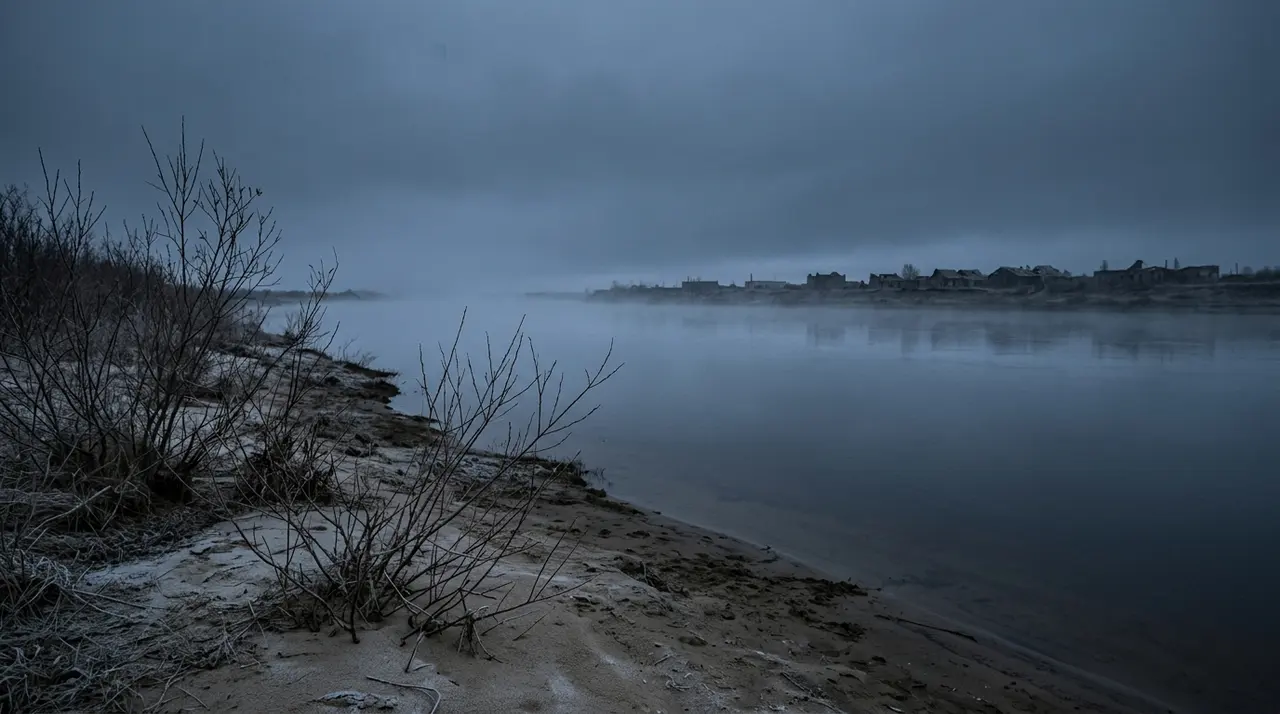 Tregua umanitaria a Oleshky: il Dnepr all'alba fra la riva deserta e le case distrutte sull'altra sponda