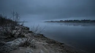 Tregua umanitaria a Oleshky: il Dnepr all'alba fra la riva deserta e le case distrutte sull'altra sponda