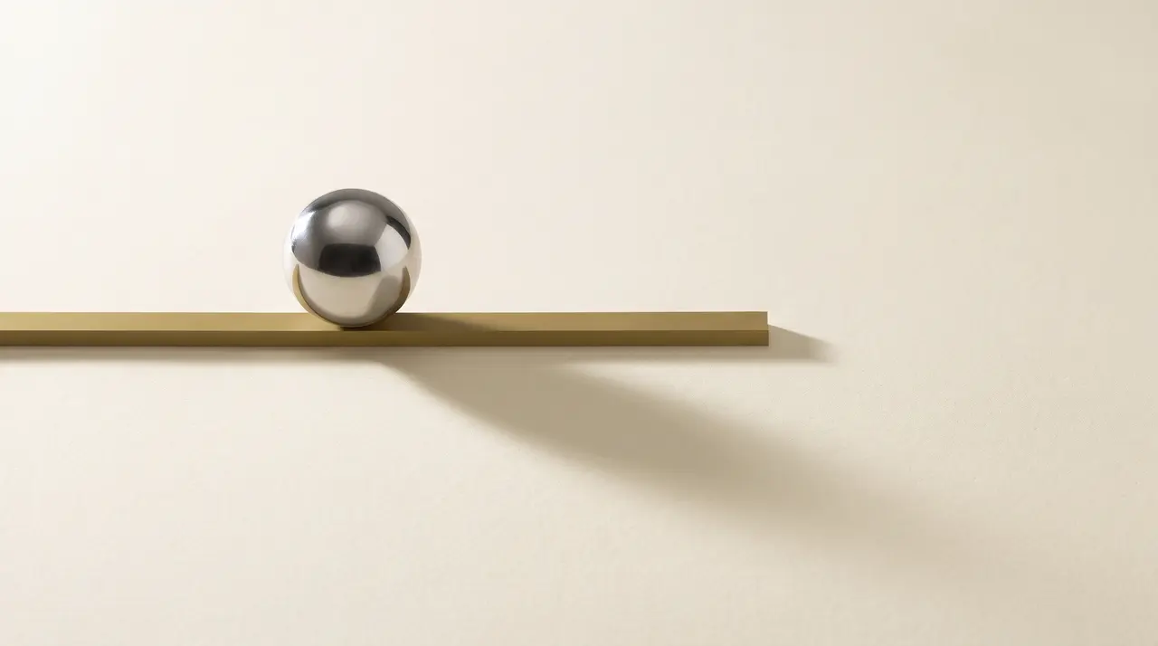 Sfera d'acciaio in equilibrio esatto su una linea dorata, immagine concettuale sulla sequenza sismica alle Eolie