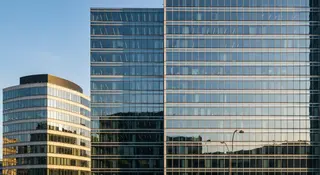 Unicredit utile record trimestre: skyscraper sede della banca a Milano al tramonto