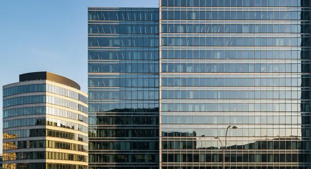 Unicredit utile record trimestre: skyscraper sede della banca a Milano al tramonto