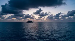 Tragedia sub Maldive: yacht da crociera ancorato in un atollo dell'Oceano Indiano al tramonto