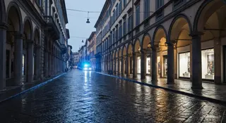 Attentato Modena via Emilia: strada del centro storico con luci di emergenza