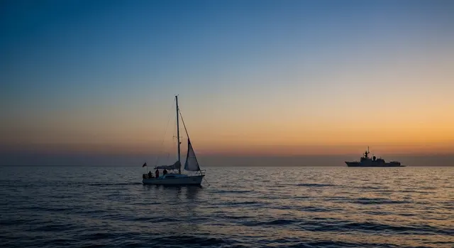 Rimpatrio attivisti Flotilla, barca umanitaria nel Mediterraneo al tramonto vista da silhouette navale