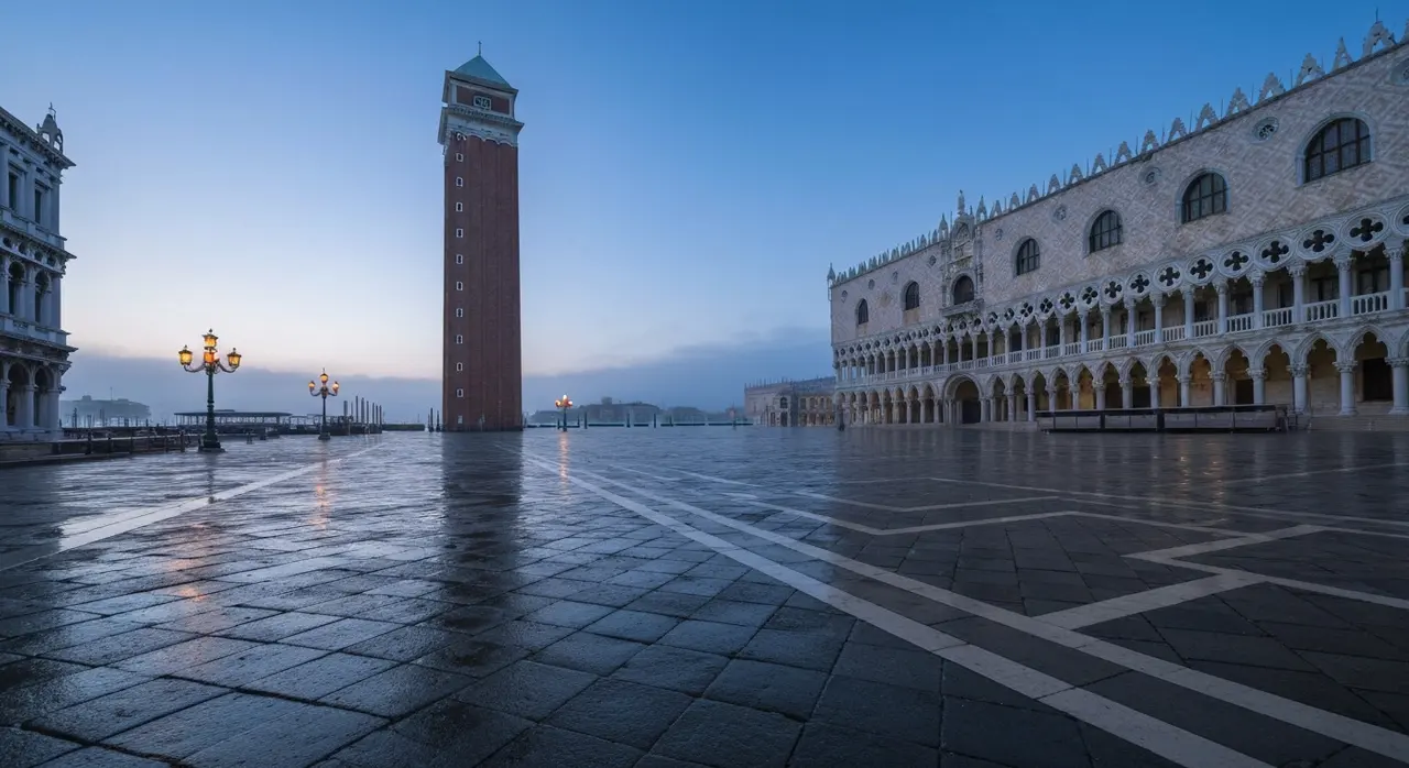 Piazza San Marco a Venezia all'alba durante le elezioni comunali 2026