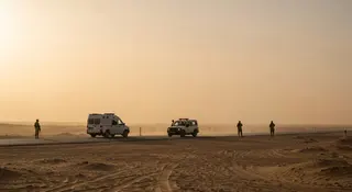 italiani scomparsi Libia: convoglio umanitario Global Sumud Land Convoy a un checkpoint nel deserto di Sirte
