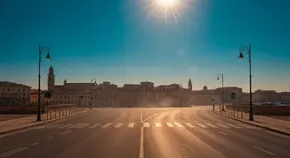 Ondata di calore Italia: skyline urbano italiano sotto il sole intenso, anticiclone subtropicale