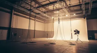 Fondo cinema 2026: set di produzione italiano vuoto al tramonto, lavoratori dell'audiovisivo a rischio