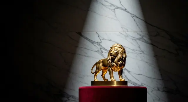Vincitori Venezia 82: il Leone d'Oro su un piedistallo di velluto durante la cerimonia di premiazione della 82a Mostra del Cinema