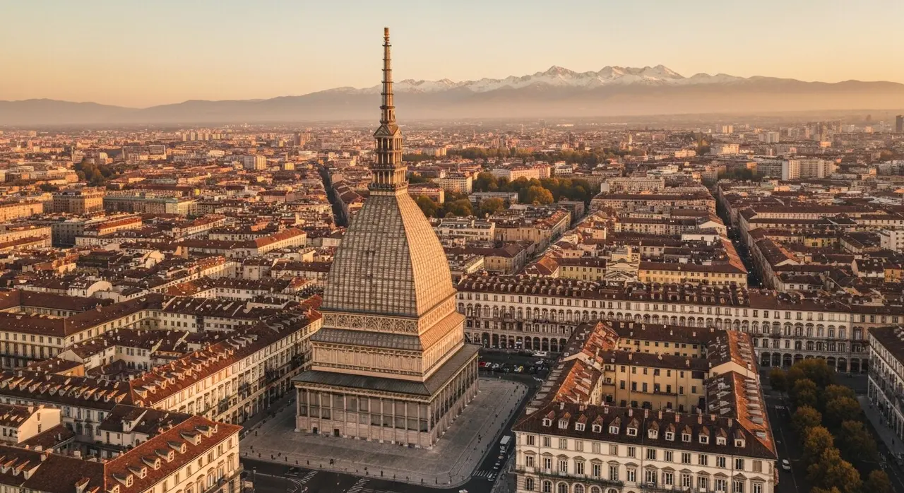 Tetti di Torino con la Mole Antonelliana al tramonto, set del film con Maccio Capatonda