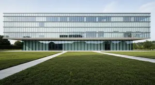 OPA Frasers Hugo Boss: sede di Hugo Boss a Metzingen, edificio moderno con vetrata, contesto del takeover bid