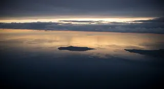 Strage Ustica 46 anni: mar Tirreno al tramonto sopra l'isola siciliana, commemorazione DC-9 Itavia