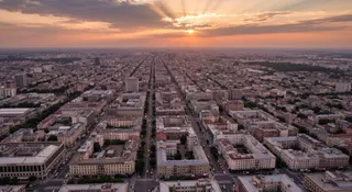 OMS caldo Europa: skyline europeo all'ora del tramonto sotto un'ondata di calore estremo