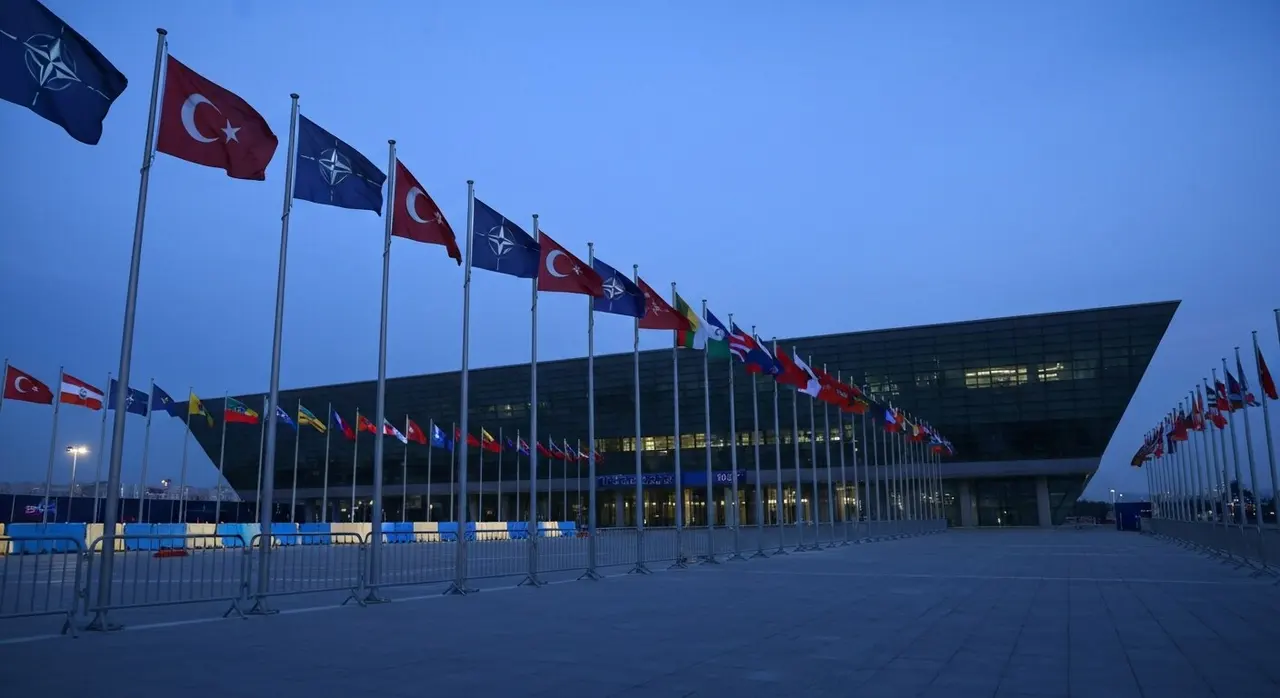 Vertice Nato di Ankara del 7-8 luglio 2026 con le bandiere dell Alleanza Atlantica