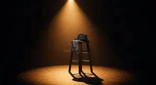 Biopic Michael Jackson: cappello e guanto luccicante sotto un riflettore su un palco vuoto