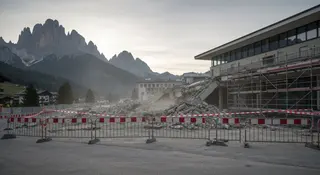 Crollo tribunale Bolzano: area transennata davanti all'edificio con macerie e impalcature