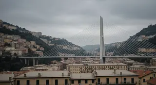 Sentenza Ponte Morandi: il viadotto bianco che attraversa la vallata di Genova sotto un cielo grigio