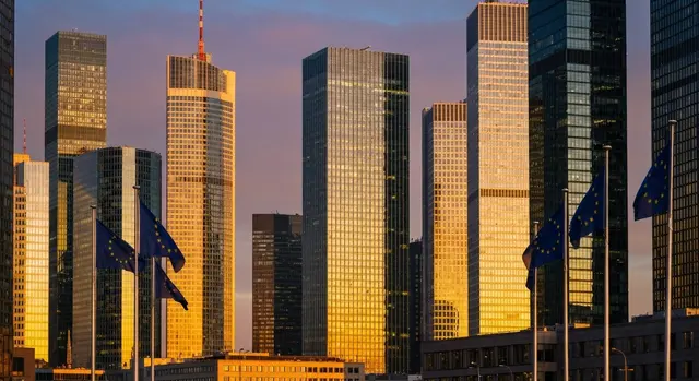 Carlo Comporti ESMA: skyline di un distretto finanziario europeo con le bandiere dell'Unione europea