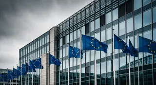 Sede istituzionale dell'Unione Europea a Bruxelles con bandiere UE, simbolo del fondo Safe difesa da 14,9 miliardi