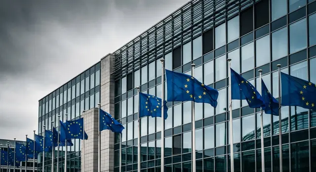 Sede istituzionale dell'Unione Europea a Bruxelles con bandiere UE, simbolo del fondo Safe difesa da 14,9 miliardi