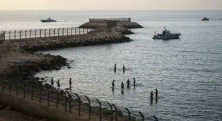 Sospensione Schengen Spagna: migranti sulla costa di Ceuta con le motovedette della Guardia Civil all'alba