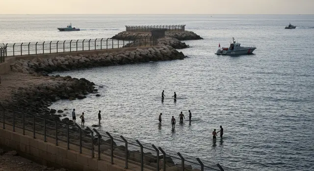 Sospensione Schengen Spagna: migranti sulla costa di Ceuta con le motovedette della Guardia Civil all'alba