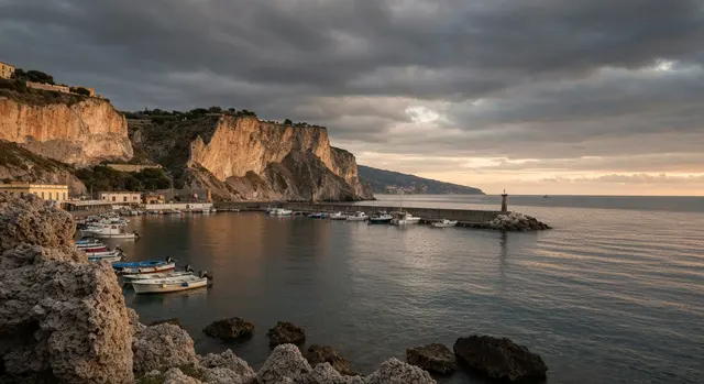 Terremoto Campi Flegrei 4.7: veduta al tramonto del golfo di Pozzuoli e della caldera flegrea