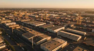 Crescita PIL Italia: veduta di un porto industriale italiano che simboleggia l'economia in espansione nel 2026