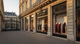 LVMH cede Patou: maison di lusso parigina in una via haussmanniana al tramonto