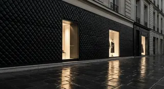 Ricavi Chanel 2026 in crescita: boutique del lusso in stile Chanel su un viale parigino al tramonto