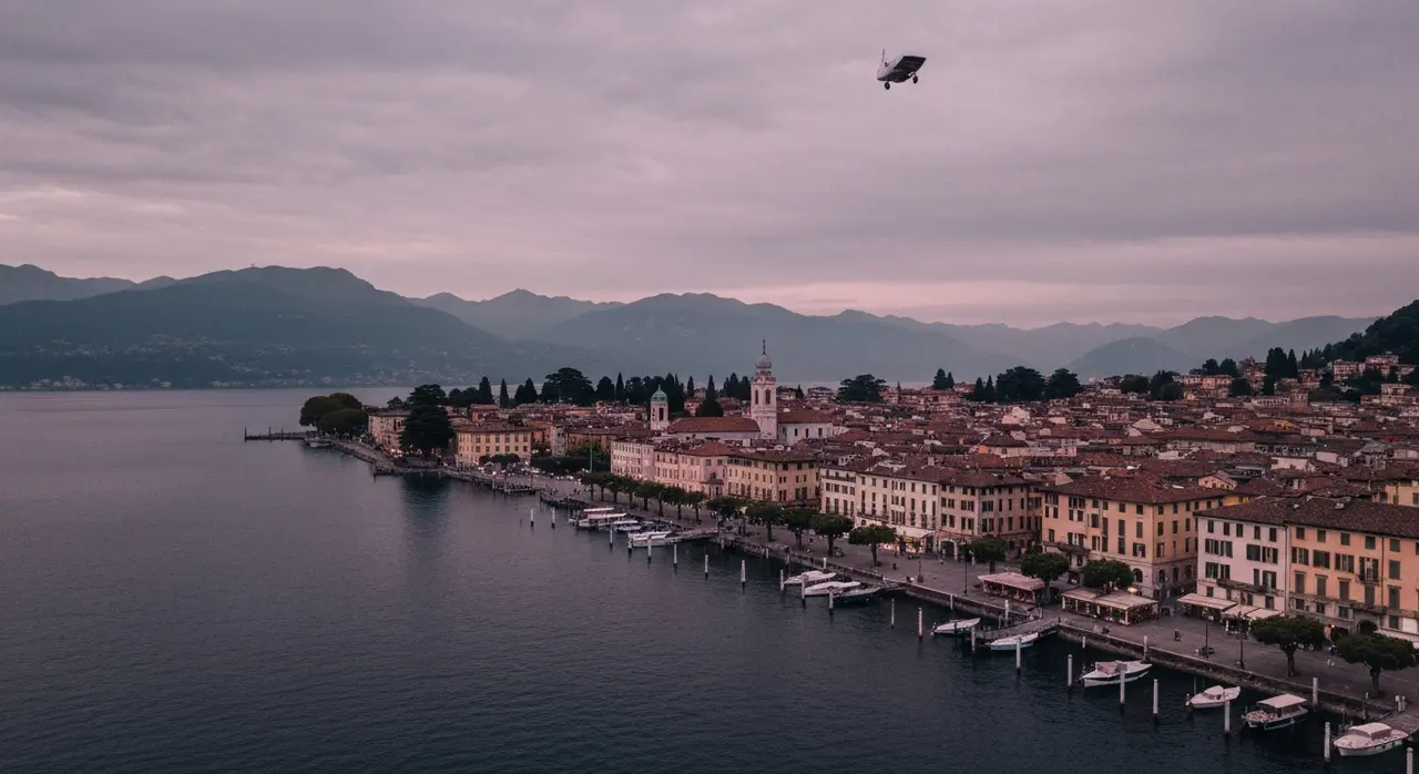 Veduta della città di Como al tramonto con il lago e i tetti in un'atmosfera grigia