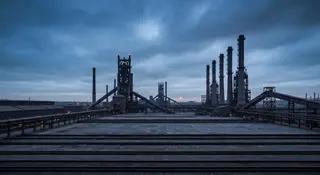 Stabilimento siderurgico al tramonto, simbolo della crisi dell'indotto ex Ilva di Taranto
