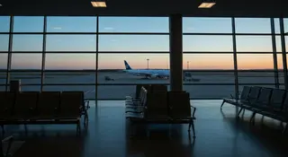 Espulsioni dalla Germania verso l'Italia: gate d'imbarco deserto in un aeroporto europeo all'alba