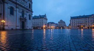 Reati in calo in Italia: piazza cittadina deserta al crepuscolo con auto della polizia in sosta