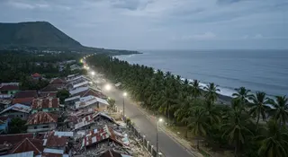 Terremoto a Flores: case crollate lungo la strada costiera dell isola indonesiana all alba
