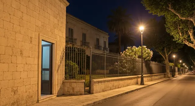 Furto al MuMe: la recinzione perimetrale e l ingresso laterale del museo regionale di Messina di notte