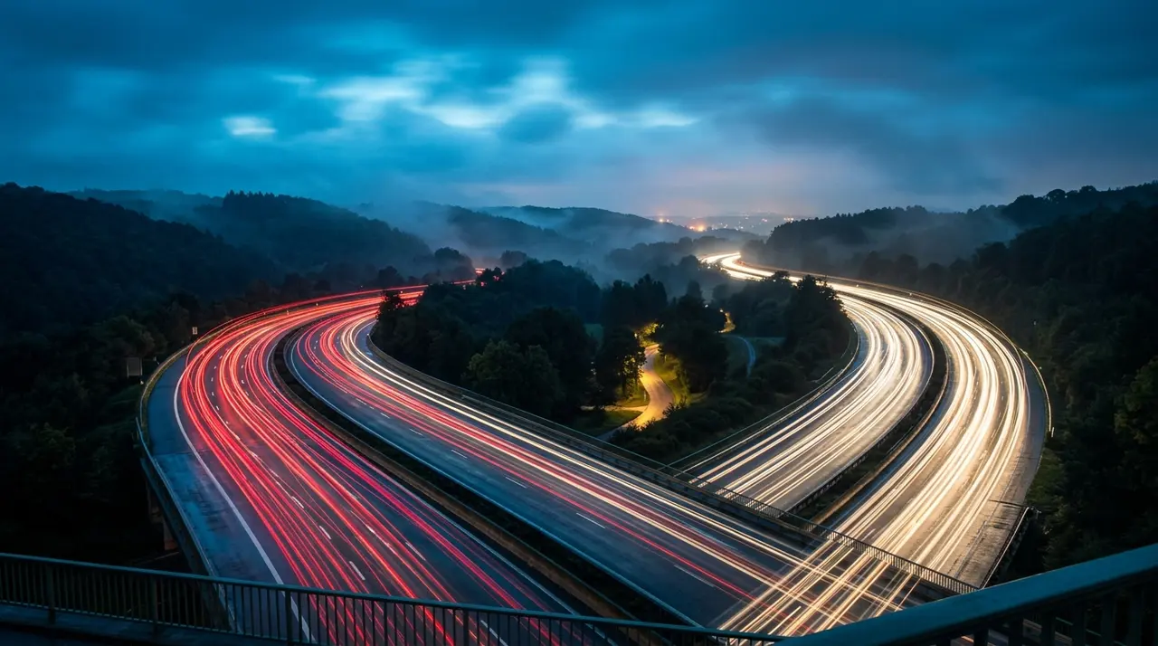 Scie luminose del traffico autostradale notturno nel controesodo segnato dalla corsa dei carburanti