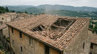 Esplosione a Perugia: il tetto sfondato di una palazzina, travi di legno scoperte e tegole crollate