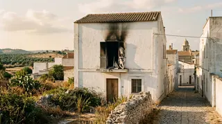Esplosione a Carovigno: facciata annerita di una palazzina residenziale del Brindisino dopo una deflagrazione domestica