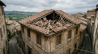 Esplosione a Cassino: tetto di una palazzina sfondato dalla deflagrazione, travi e coppi scoperti in un centro abitato del Lazio