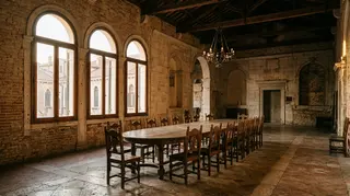 Intelligenza artificiale a Venezia: sala storica veneziana con tavolo ovale e sedie vuote, immagine illustrativa del forum del 4 settembre