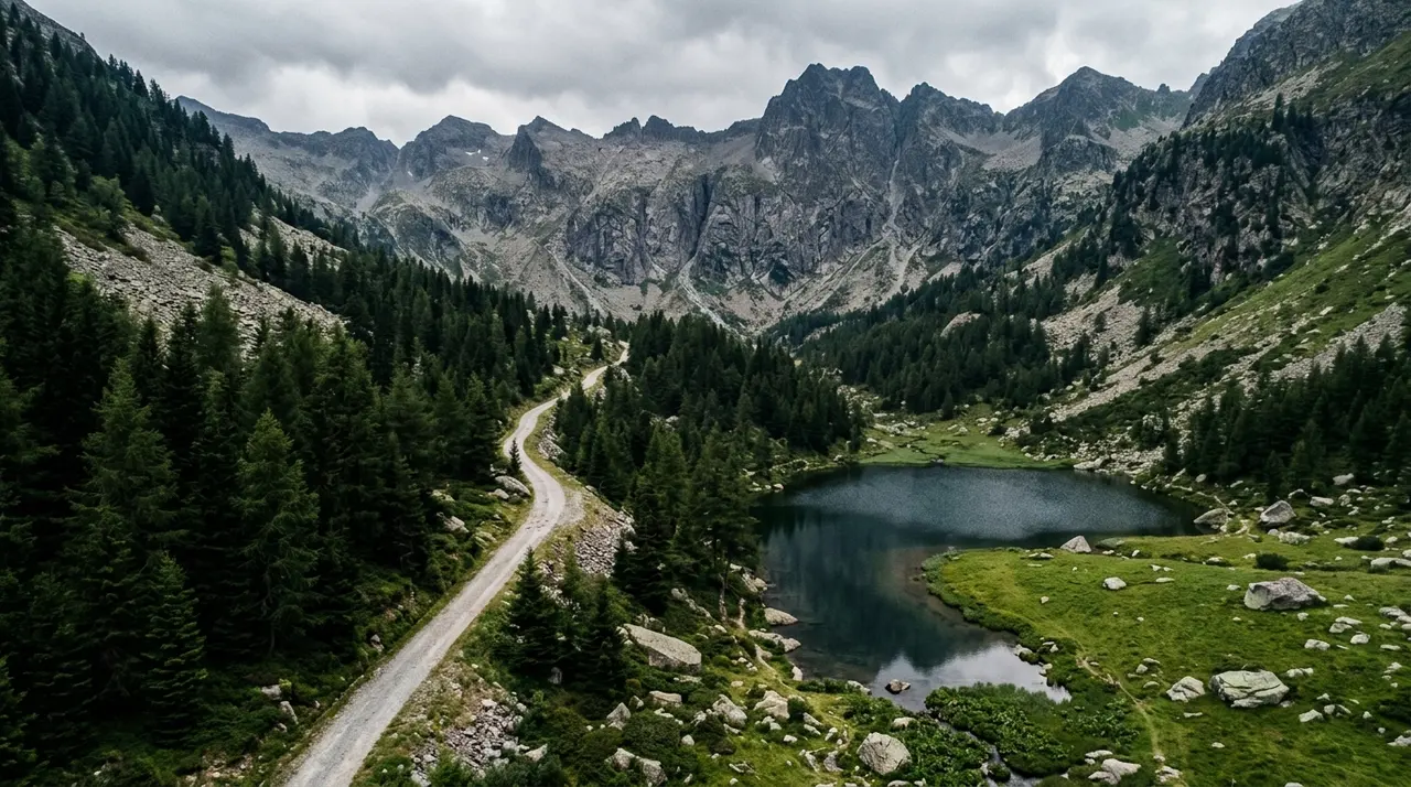 Valle alpina dell'Ossola con lago di montagna e pista di servizio tra i boschi, area impervia per i soccorsi