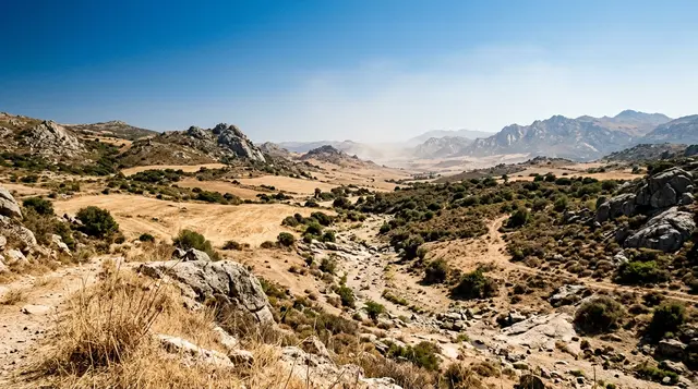 Emergenza caldo in Sardegna: valle interna riarsa dal sole con foschia da calore sulle creste lontane