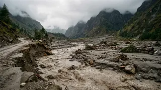Valle himalayana devastata dall'alluvione, area in cui si cercano gli italiani dispersi in Nepal