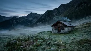 Baita d'alta quota isolata all'alba: monossido all'Alpe Devero, un margaro morto e cinque intossicati